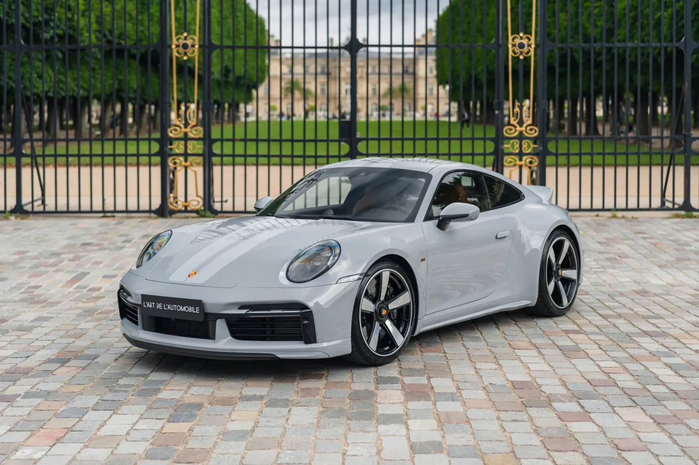 2022 Porsche 911 Sport Classic proposée par un concessionnaire spécialisé à Paris, France, photo principale
