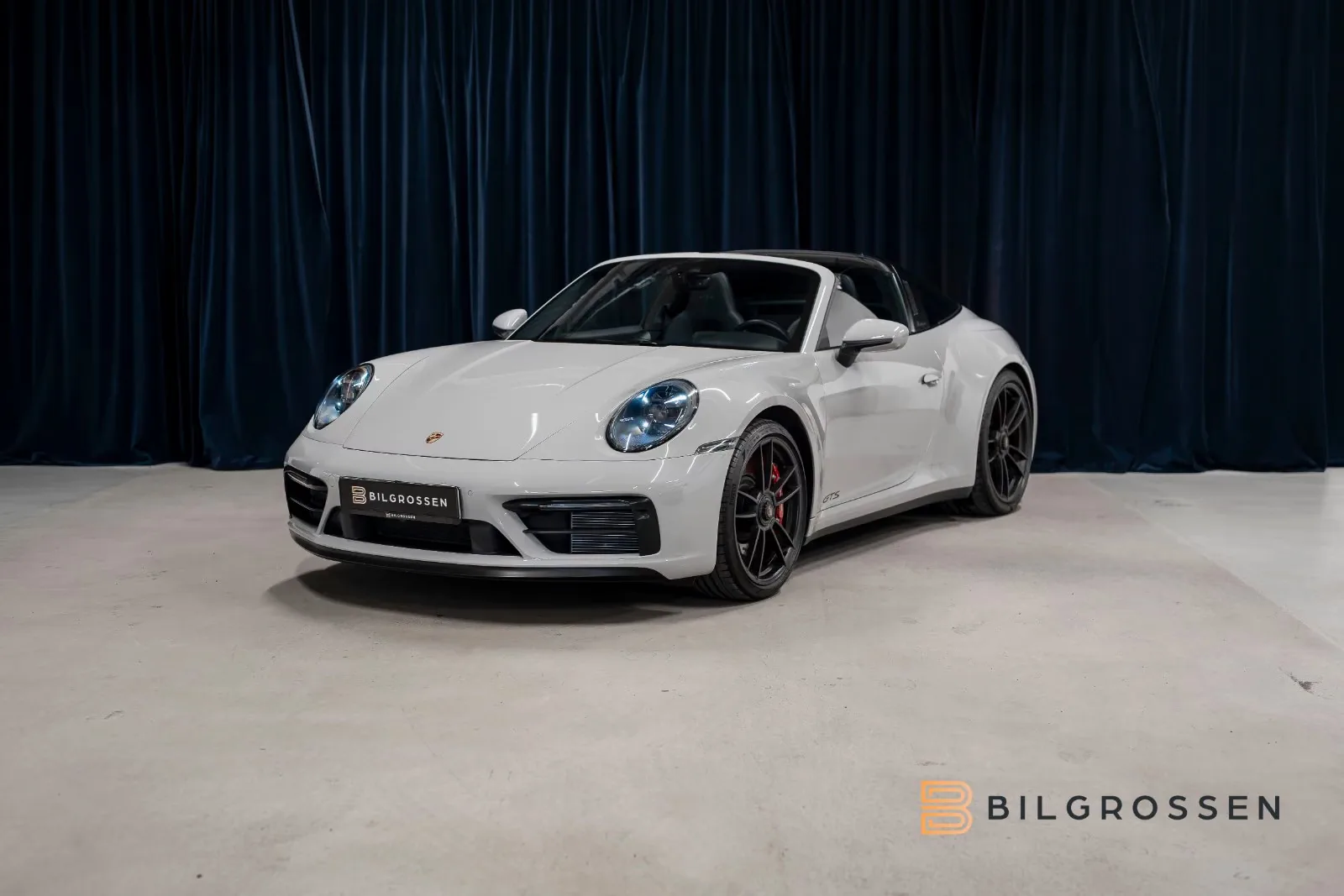 2022 Porsche 911 Targa 4 GTS proposée par un concessionnaire spécialisé à Täby, Suède, photo principale