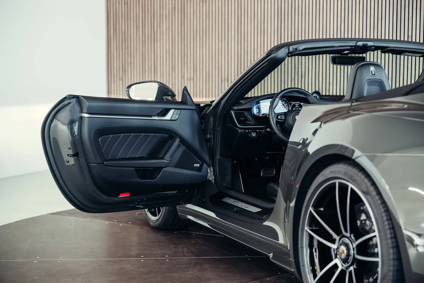 2022 Porsche 911 Turbo S Cabriolet proposée par un spécialiste de la voiture de collection à Stuttgart, Allemagne, photo 17 sur 25