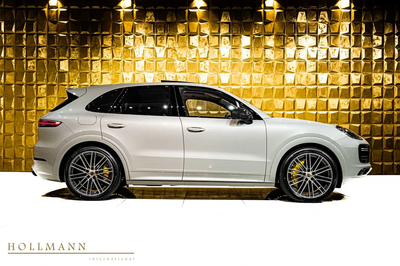 2022 Porsche Cayenne Turbo angeboten von einem Fachhändler in Stuhr, Deutschland, Foto 2 von 8