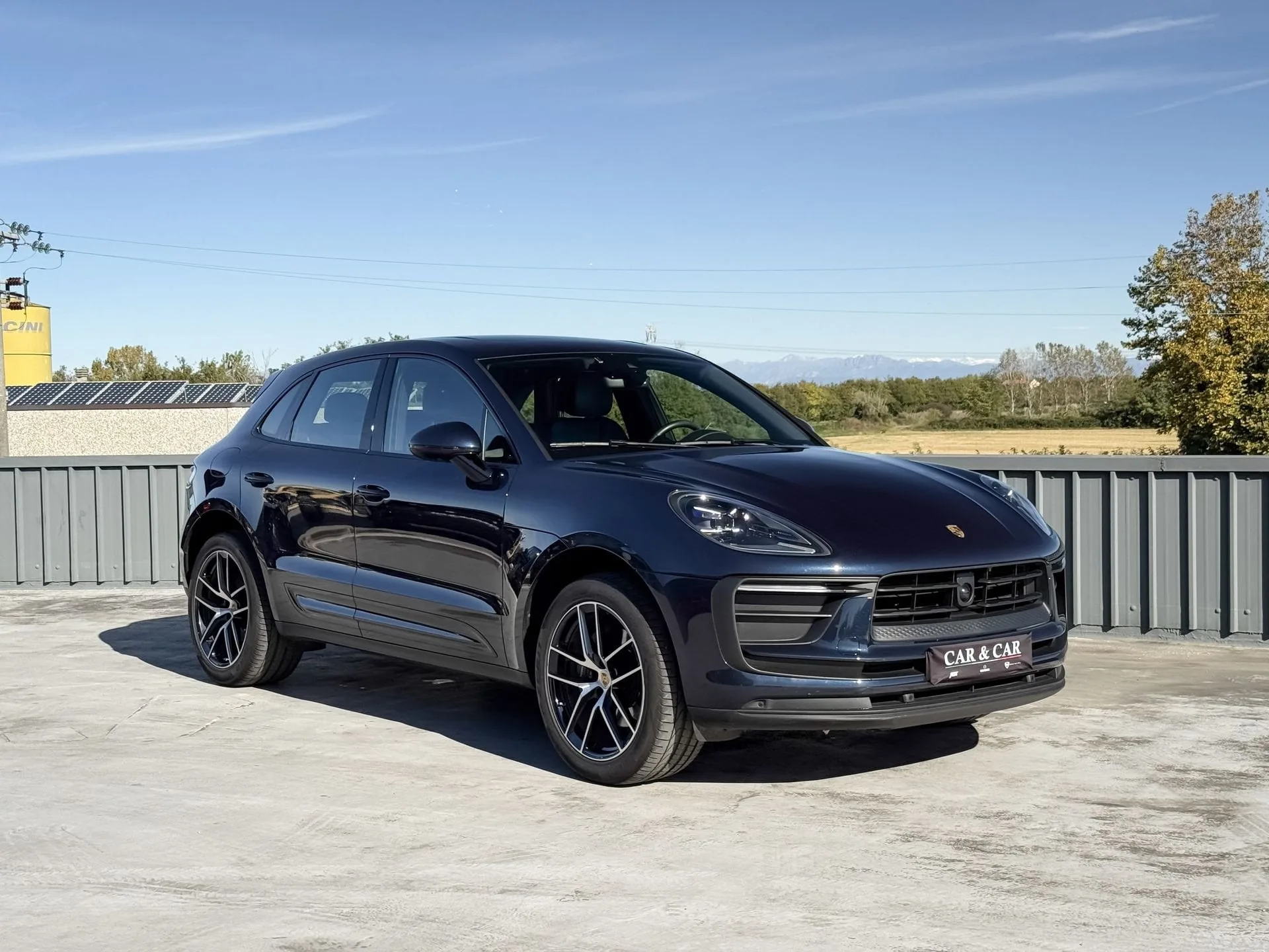 2022 Porsche Macan en un concesionario especializado de Zibido San Giacomo, Italia, foto principal