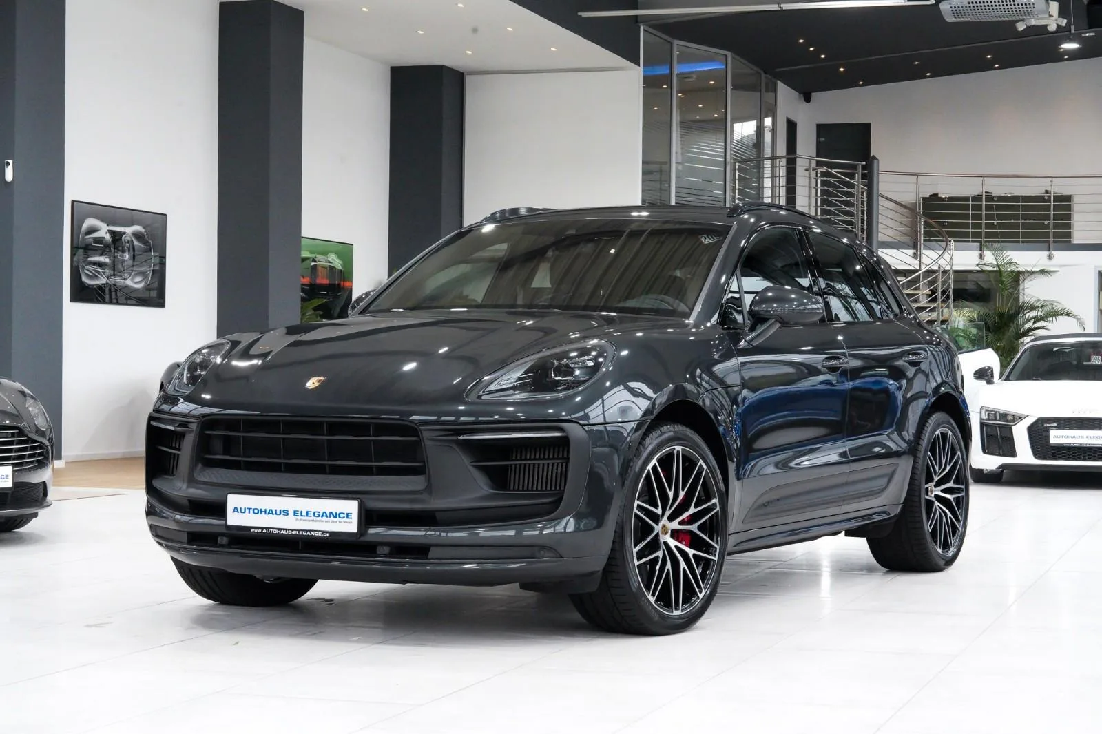 2022 Porsche Macan GTS en un concesionario especializado de Colonia, Alemania, foto principal