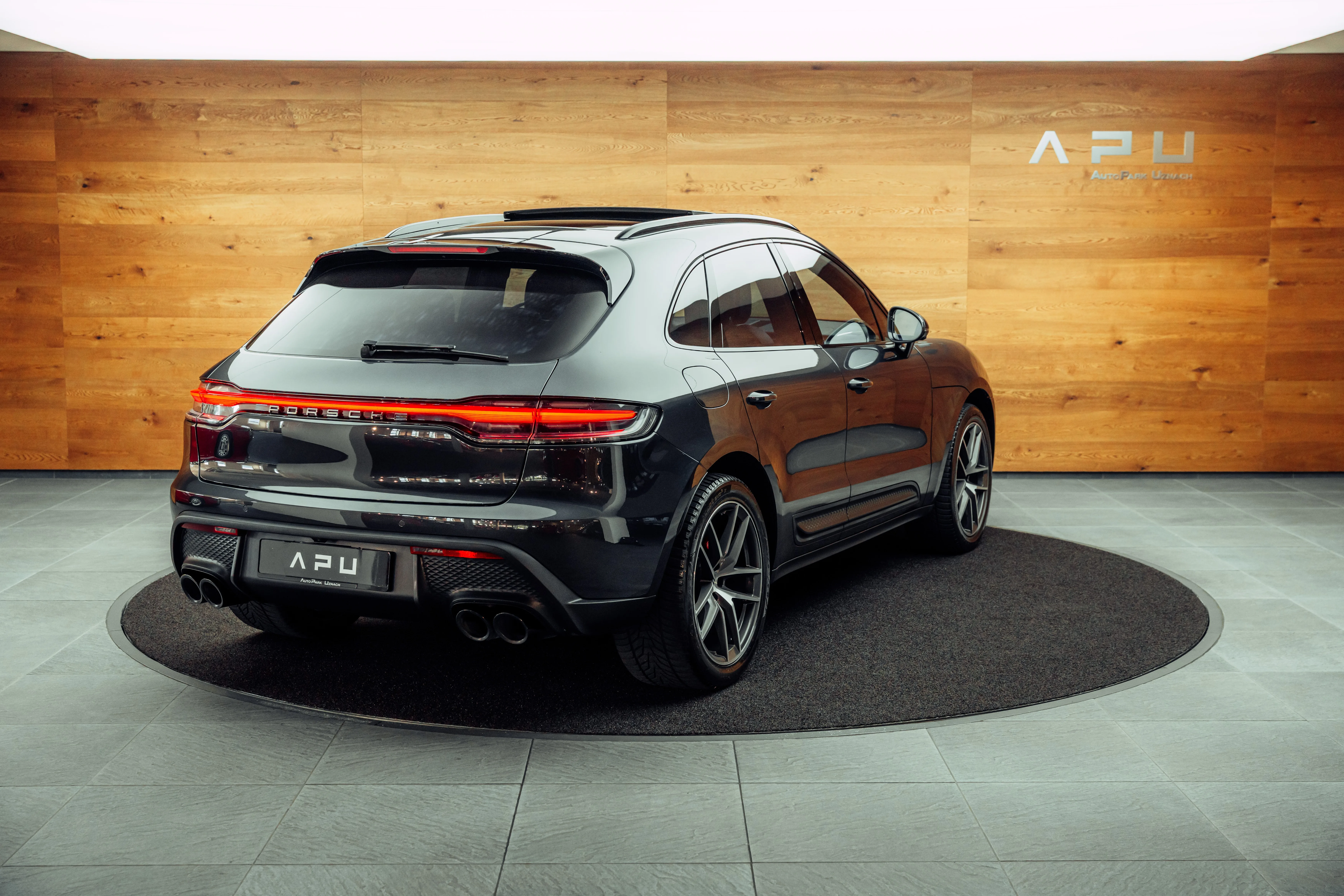 2022 Porsche Macan S, 2/18