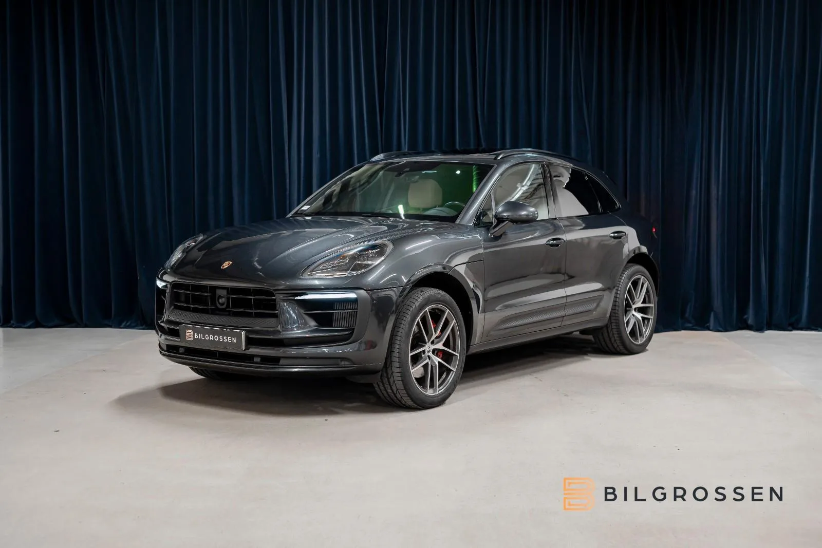 2022 Porsche Macan S proposée par un concessionnaire spécialisé à Täby, Suède, photo principale