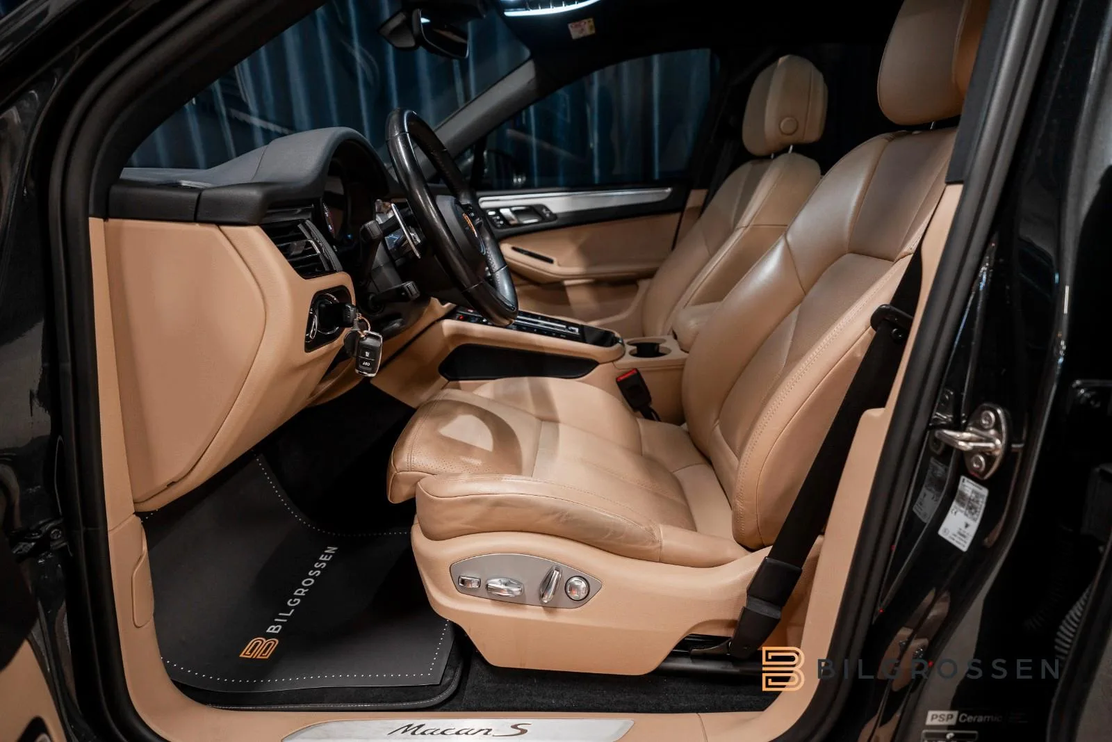2022 Porsche Macan S, 14/21