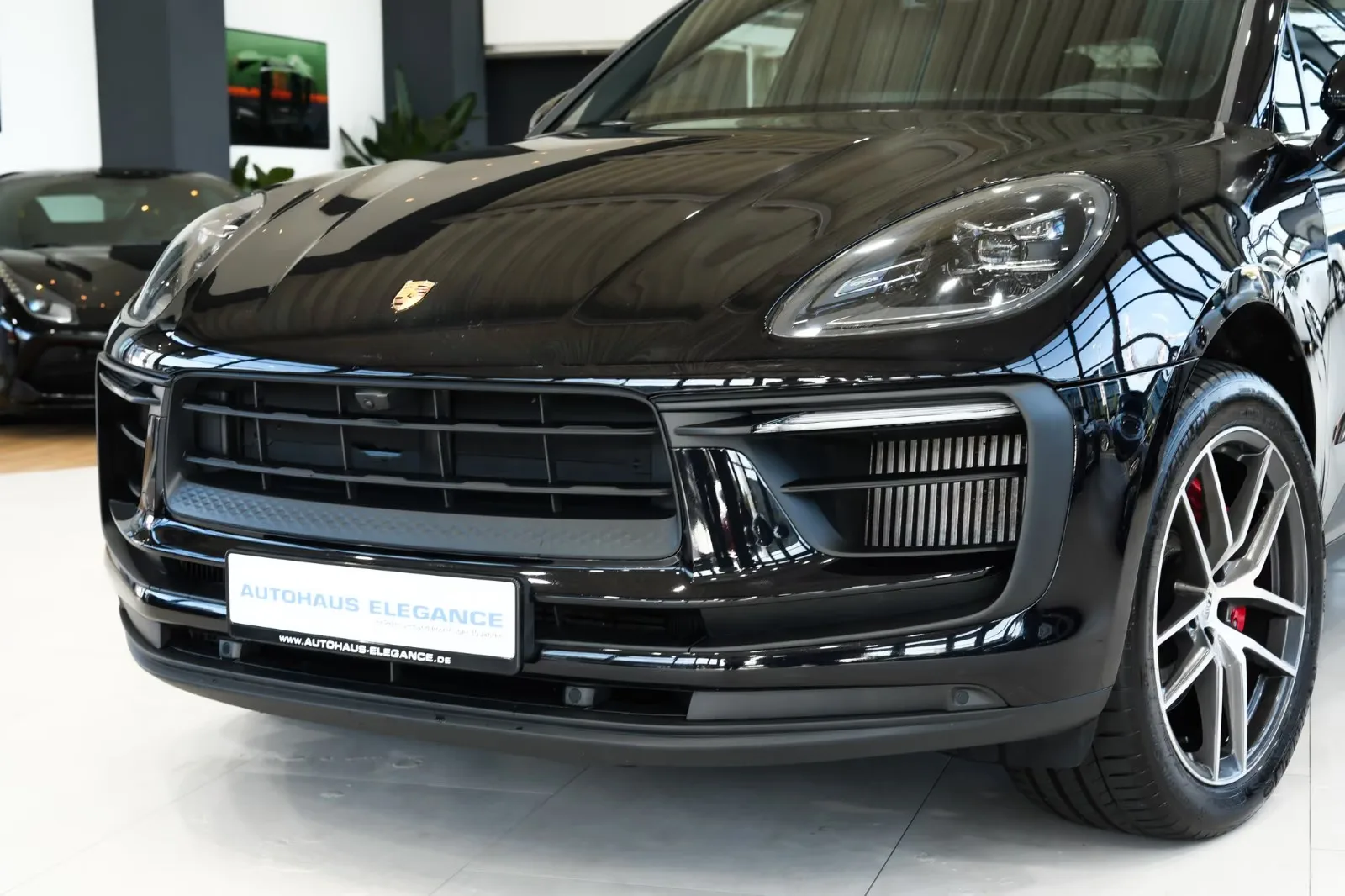 2022 Porsche Macan S, 8/26