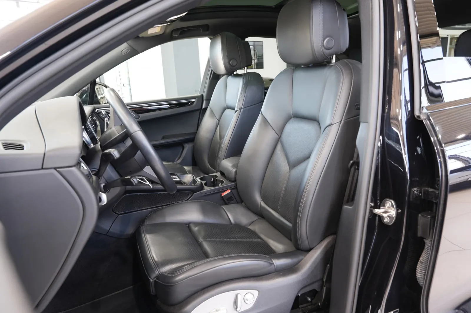 2022 Porsche Macan S, 10/26