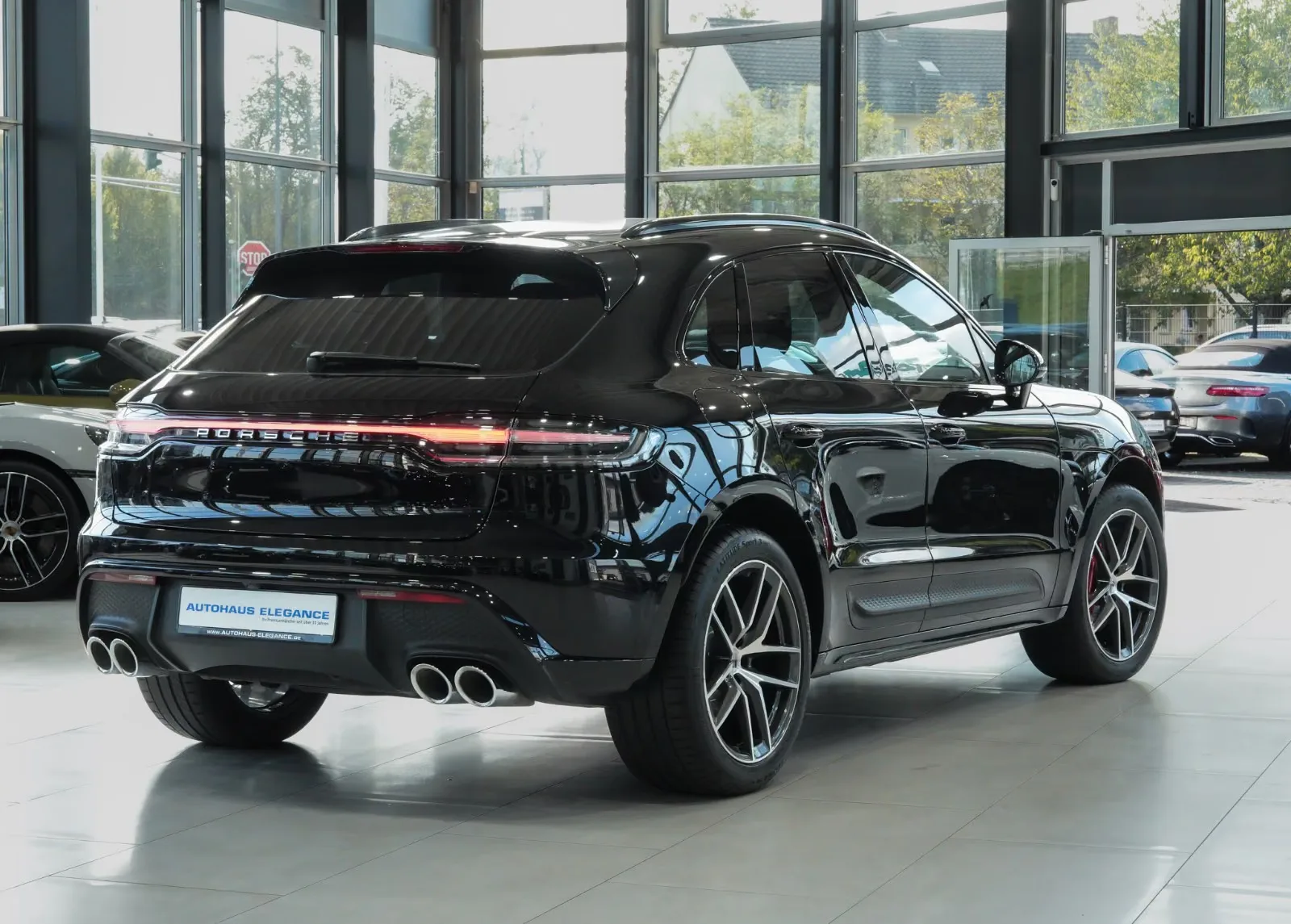 2022 Porsche Macan S, 2/28