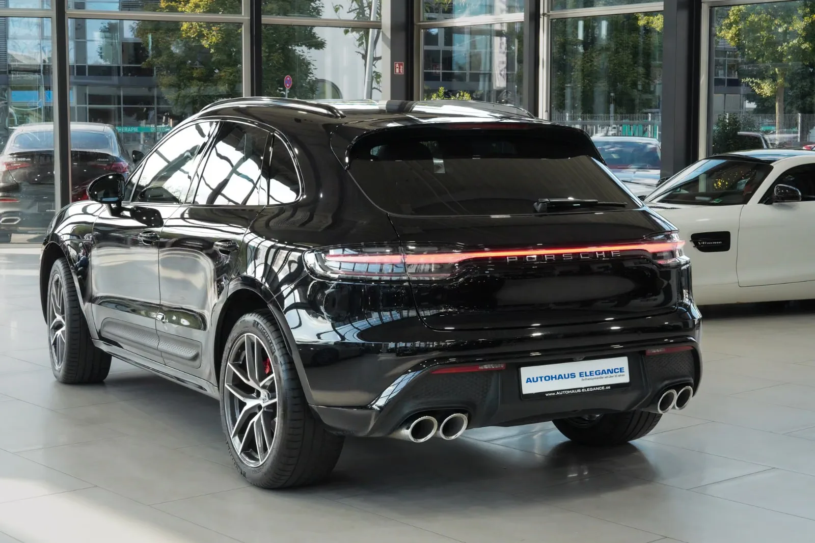 2022 Porsche Macan S, 3/28