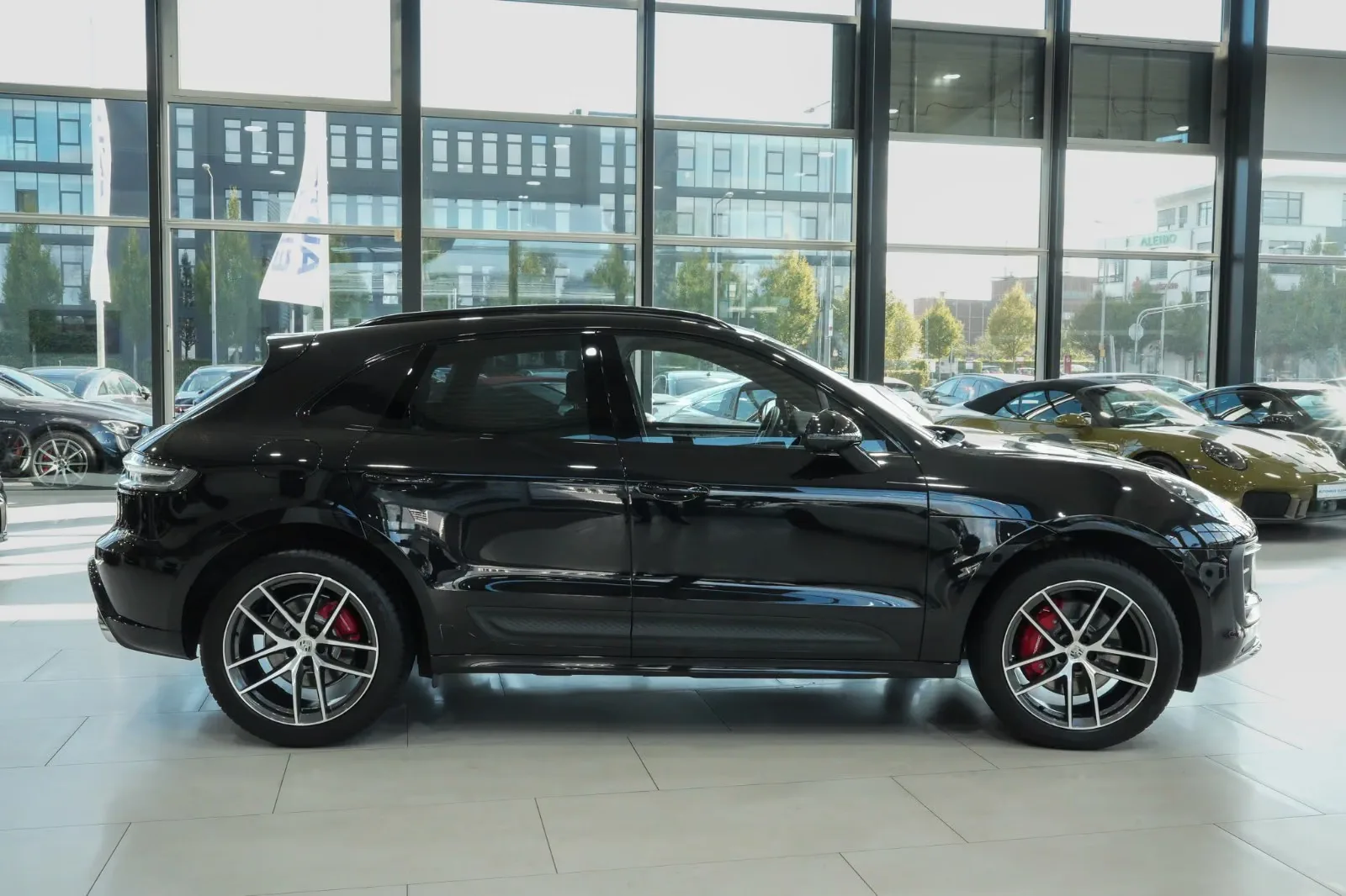 2022 Porsche Macan S, 7/28