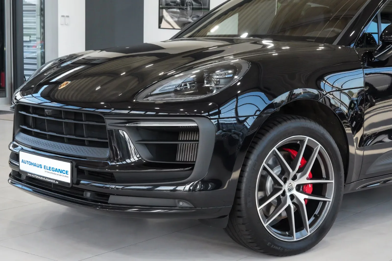 2022 Porsche Macan S, 8/28