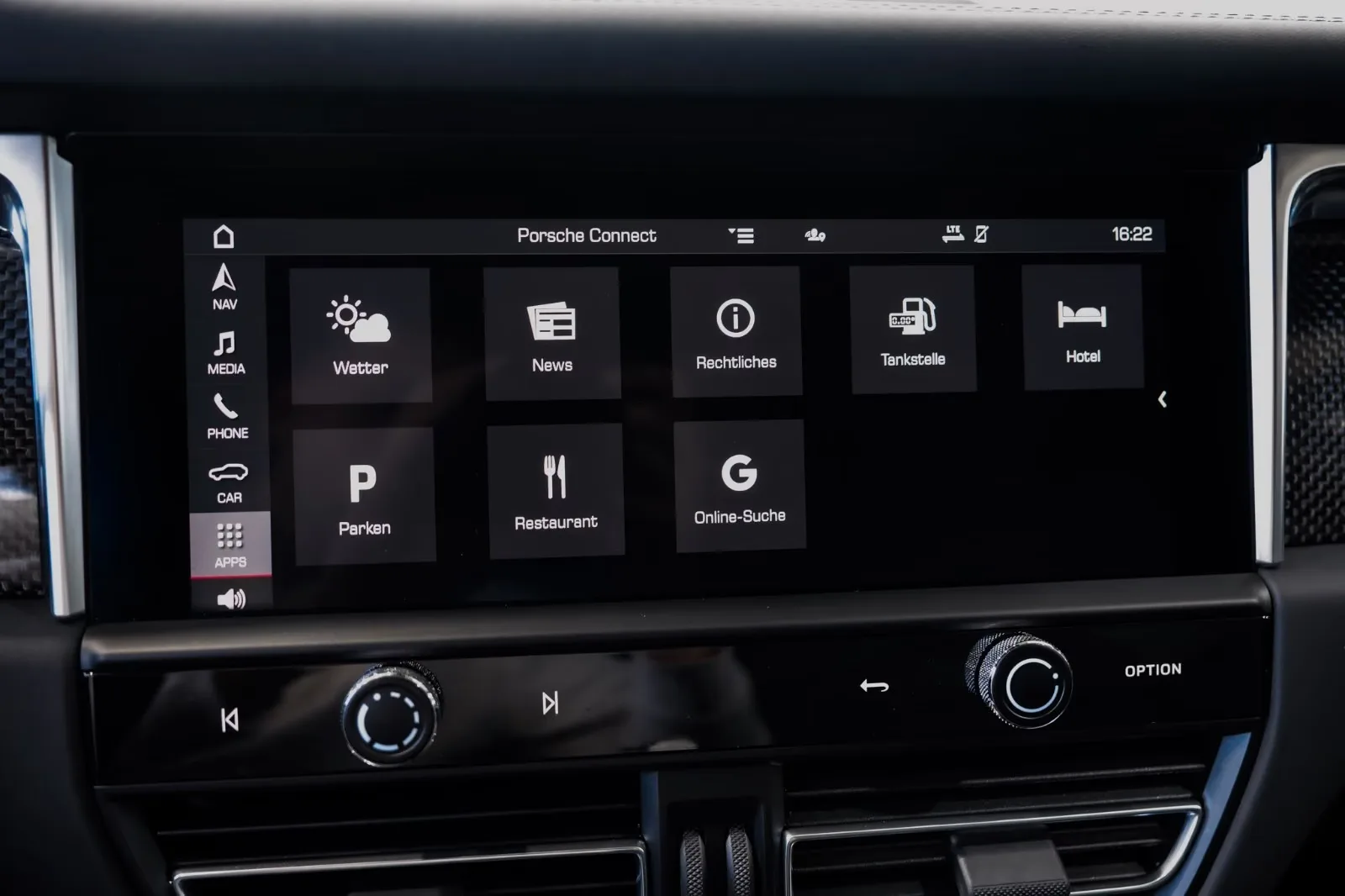 2022 Porsche Macan S, 18/28