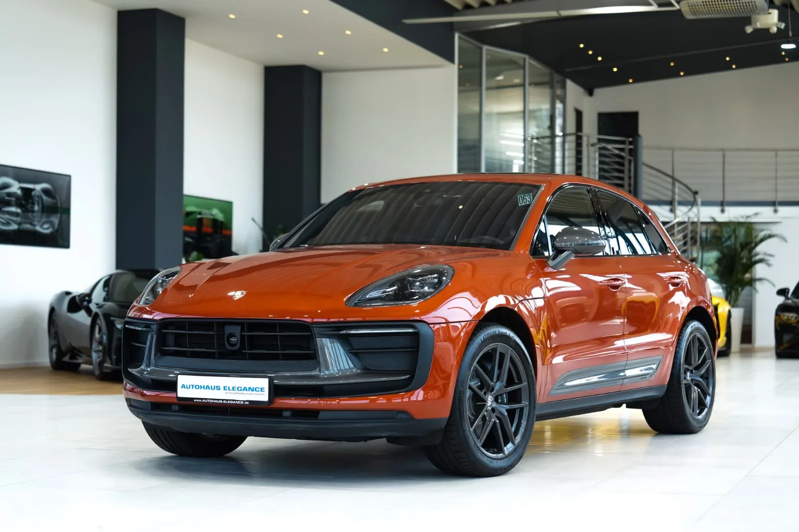 2022 Porsche Macan T angeboten von einem Fachhändler in Köln, Deutschland, Hauptfoto