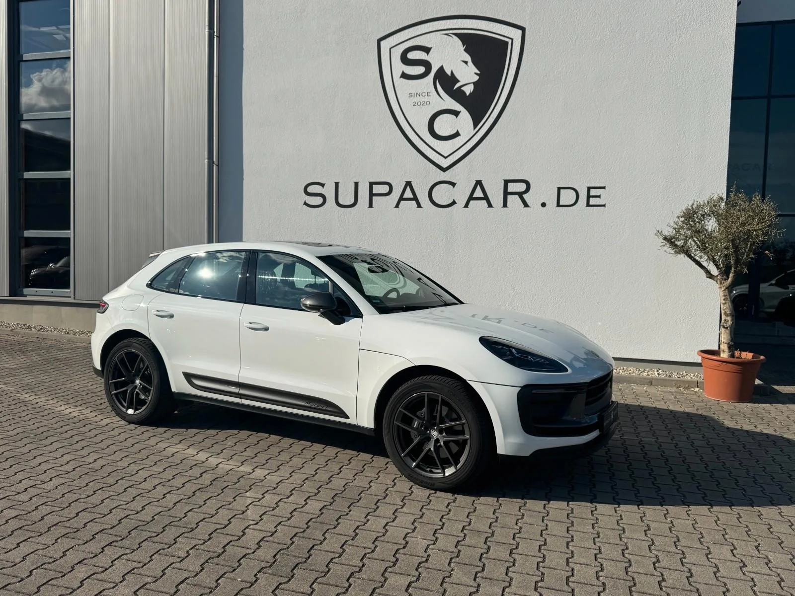 2022 Porsche Macan T, 2/30