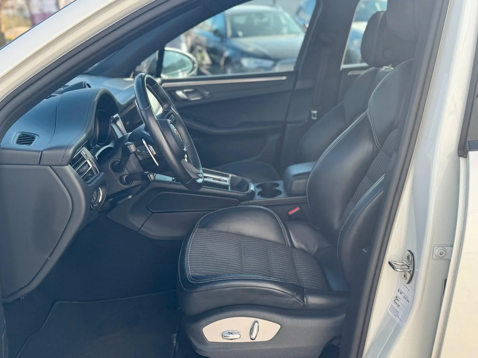 2022 Porsche Macan T, 20/30