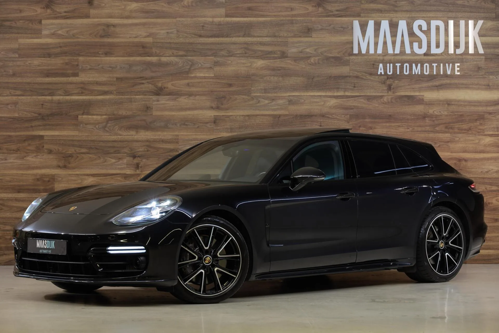 2022 Porsche Panamera 4 E-Hybrid Sport Turismo Platinum Edition proposée par un concessionnaire spécialisé à Werkendam, Pays-Bas, photo principale