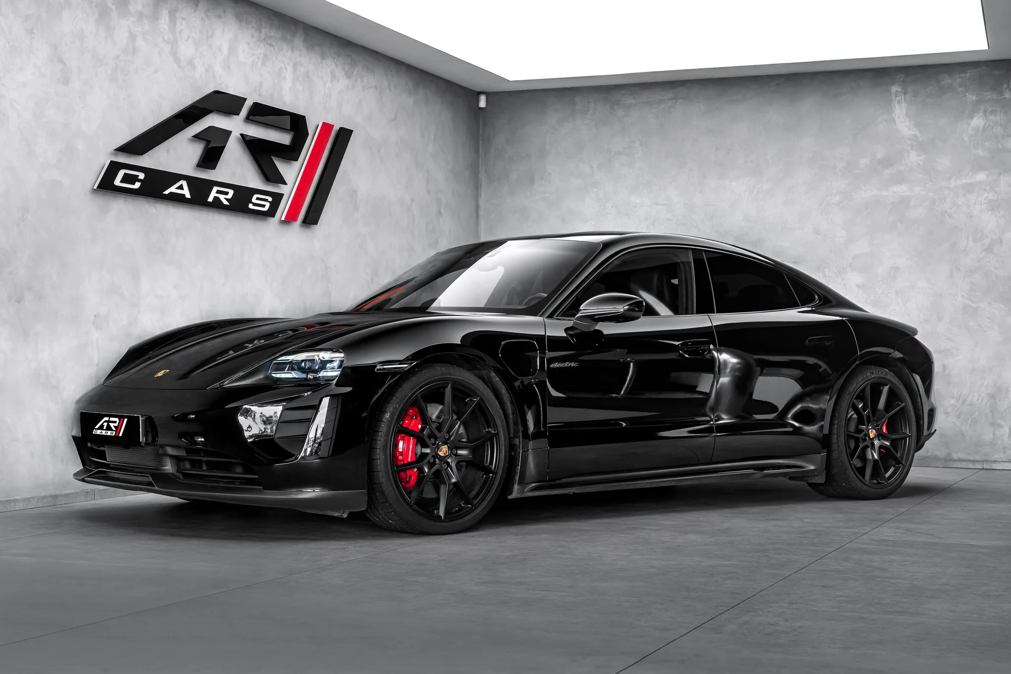 2022 Porsche Taycan GTS proposée par un concessionnaire spécialisé à Ostrava, Tchéquie, photo principale