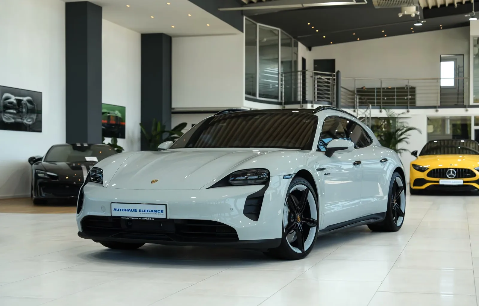 2022 Porsche Taycan GTS Sport Turismo angeboten von einem Fachhändler in Köln, Deutschland, Hauptfoto