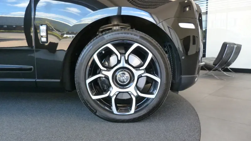 2022 Rolls-Royce Cullinan Black Badge, 4/30
