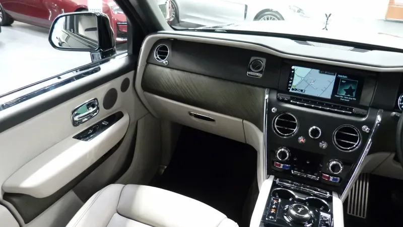 2022 Rolls-Royce Cullinan Black Badge, 29/30