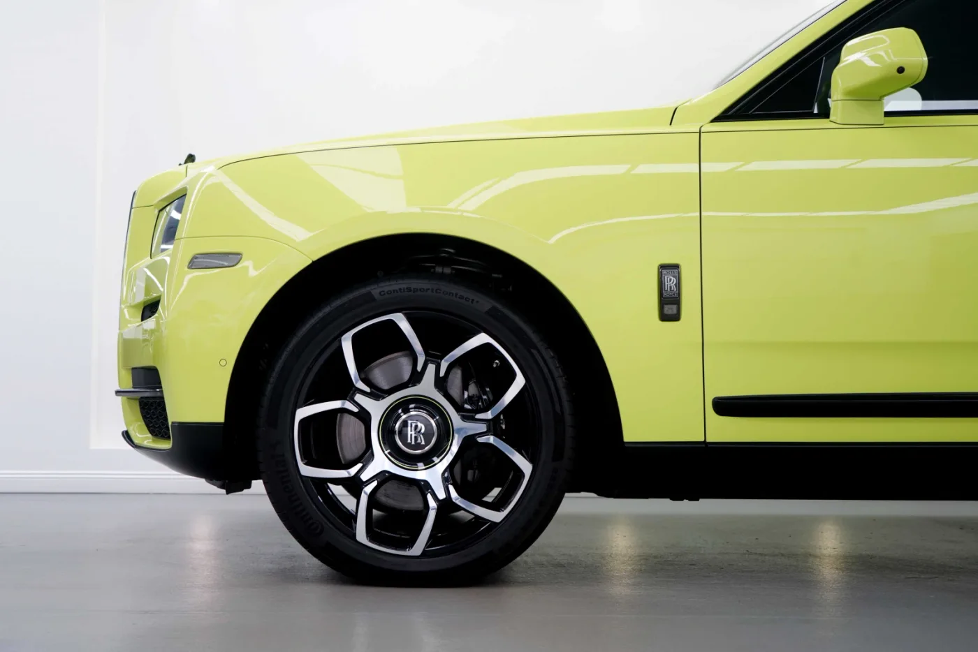 2022 Rolls-Royce Cullinan Black Badge proposée par un concessionnaire spécialisé à Dubai, Émirats arabes unis, photo 7 sur 10