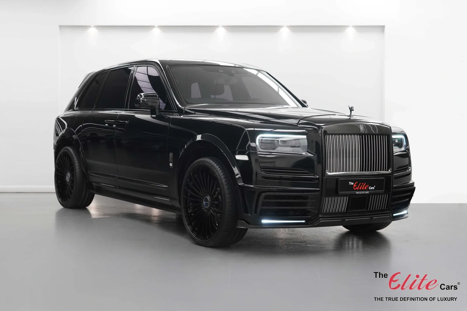 2022 Rolls-Royce Cullinan Black Badge angeboten von einem Fachhändler in Dubai, Vereinigte Arabische Emirate, Hauptfoto