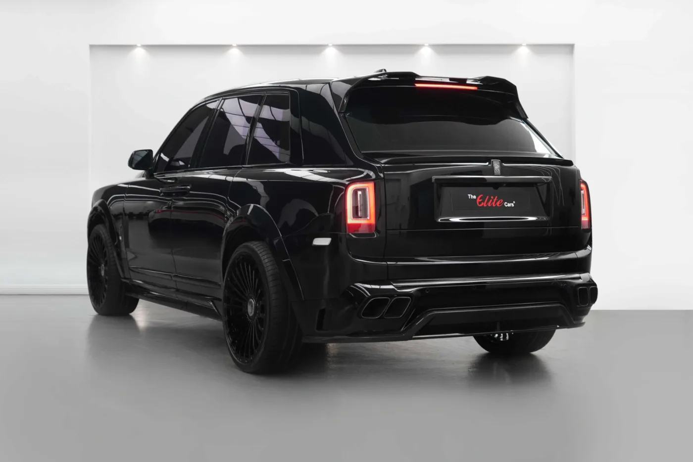 2022 Rolls-Royce Cullinan Black Badge angeboten von einem Fachhändler in Dubai, Vereinigte Arabische Emirate, Foto 5 von 10