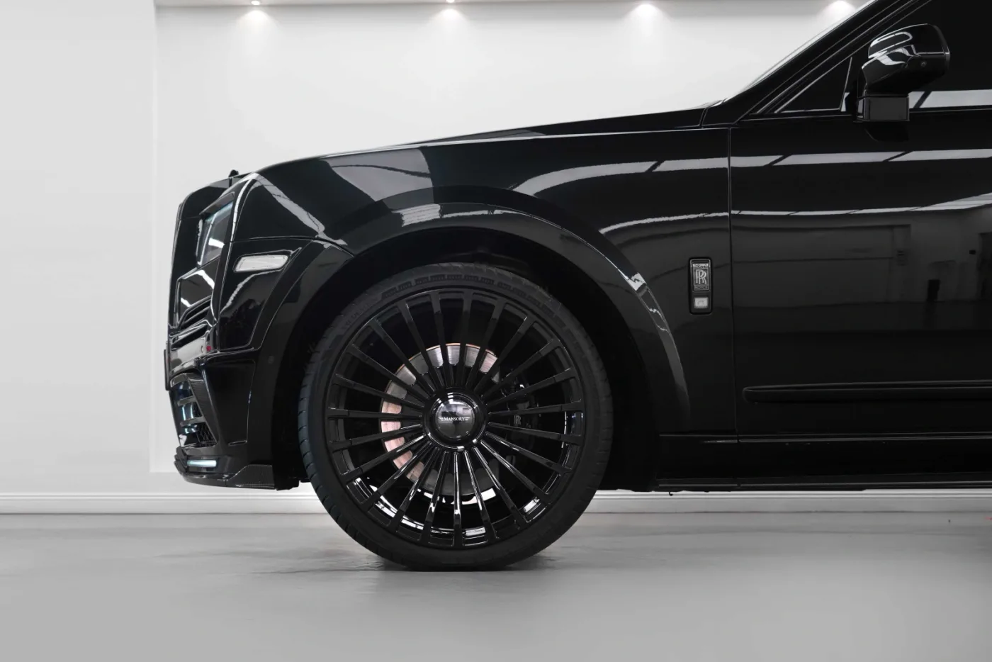 2022 Rolls-Royce Cullinan Black Badge angeboten von einem Fachhändler in Dubai, Vereinigte Arabische Emirate, Foto 7 von 10