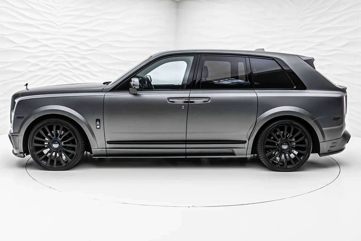 2022 Rolls-Royce Cullinan Black Badge proposée par un concessionnaire spécialisé à Sengenthal, Allemagne, photo 3 sur 10