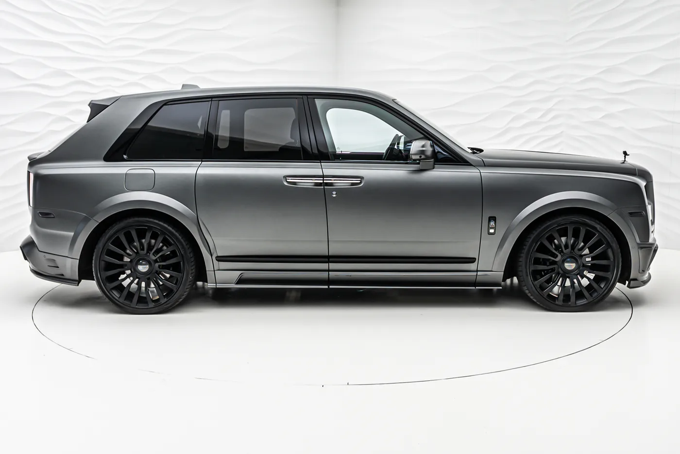2022 Rolls-Royce Cullinan Black Badge proposée par un concessionnaire spécialisé à Sengenthal, Allemagne, photo 7 sur 10