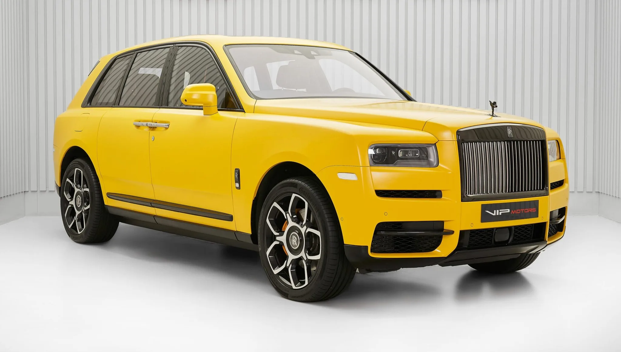 2022 Rolls-Royce Cullinan Black Badge proposée par un concessionnaire spécialisé à Dubai, Émirats arabes unis, photo principale