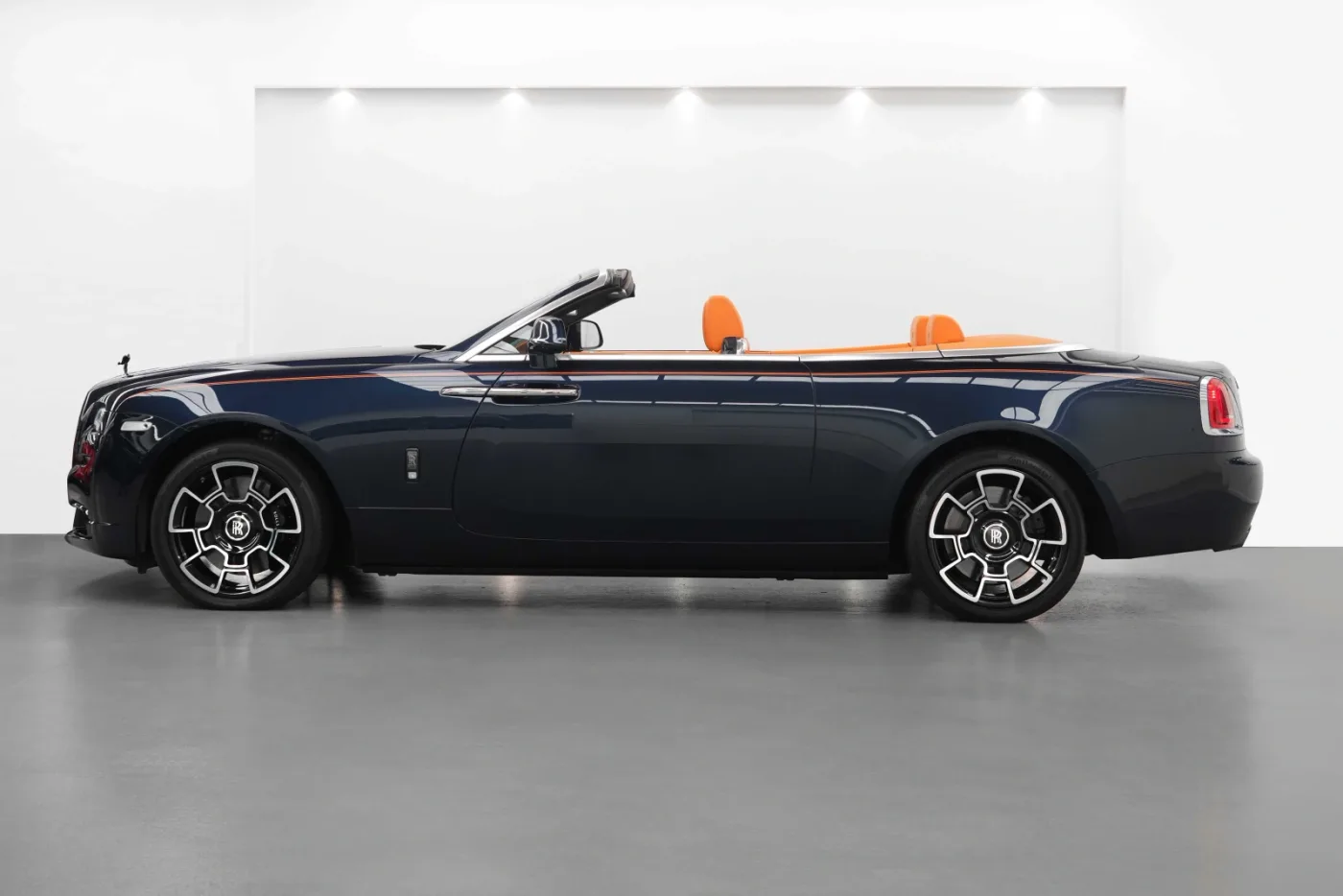 2022 Rolls-Royce Dawn Black Badge angeboten von einem Fachhändler in Dubai, Vereinigte Arabische Emirate, Foto 3 von 10