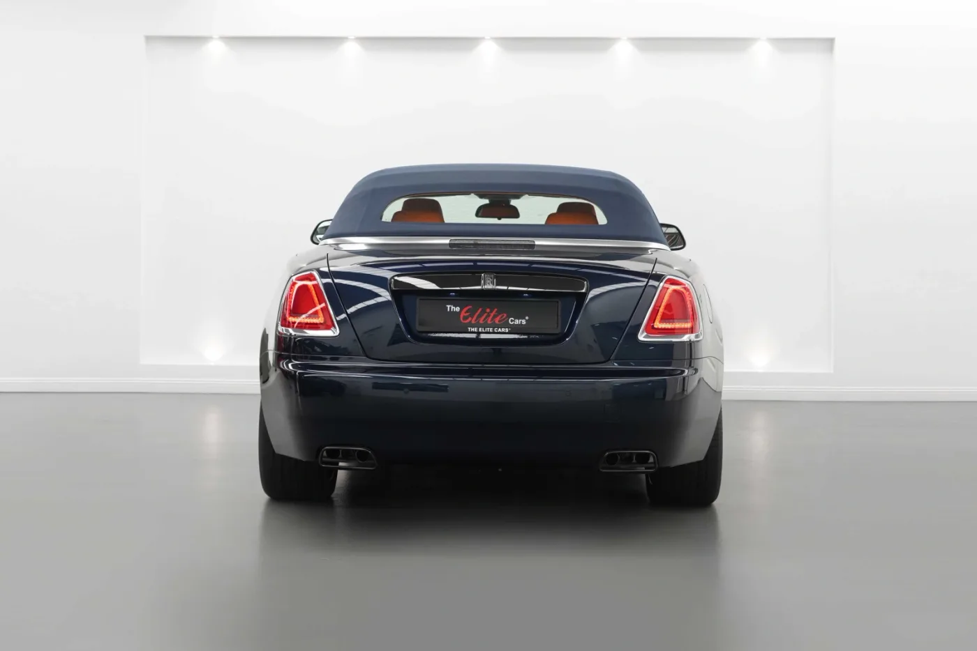 2022 Rolls-Royce Dawn Black Badge angeboten von einem Fachhändler in Dubai, Vereinigte Arabische Emirate, Foto 4 von 10