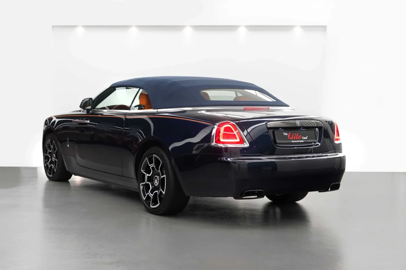 2022 Rolls-Royce Dawn Black Badge angeboten von einem Fachhändler in Dubai, Vereinigte Arabische Emirate, Foto 5 von 10