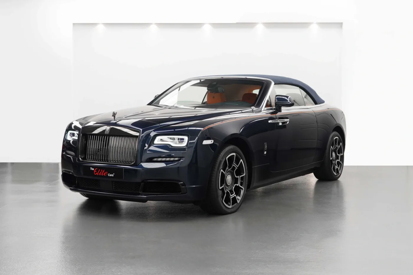 2022 Rolls-Royce Dawn Black Badge angeboten von einem Fachhändler in Dubai, Vereinigte Arabische Emirate, Foto 8 von 10