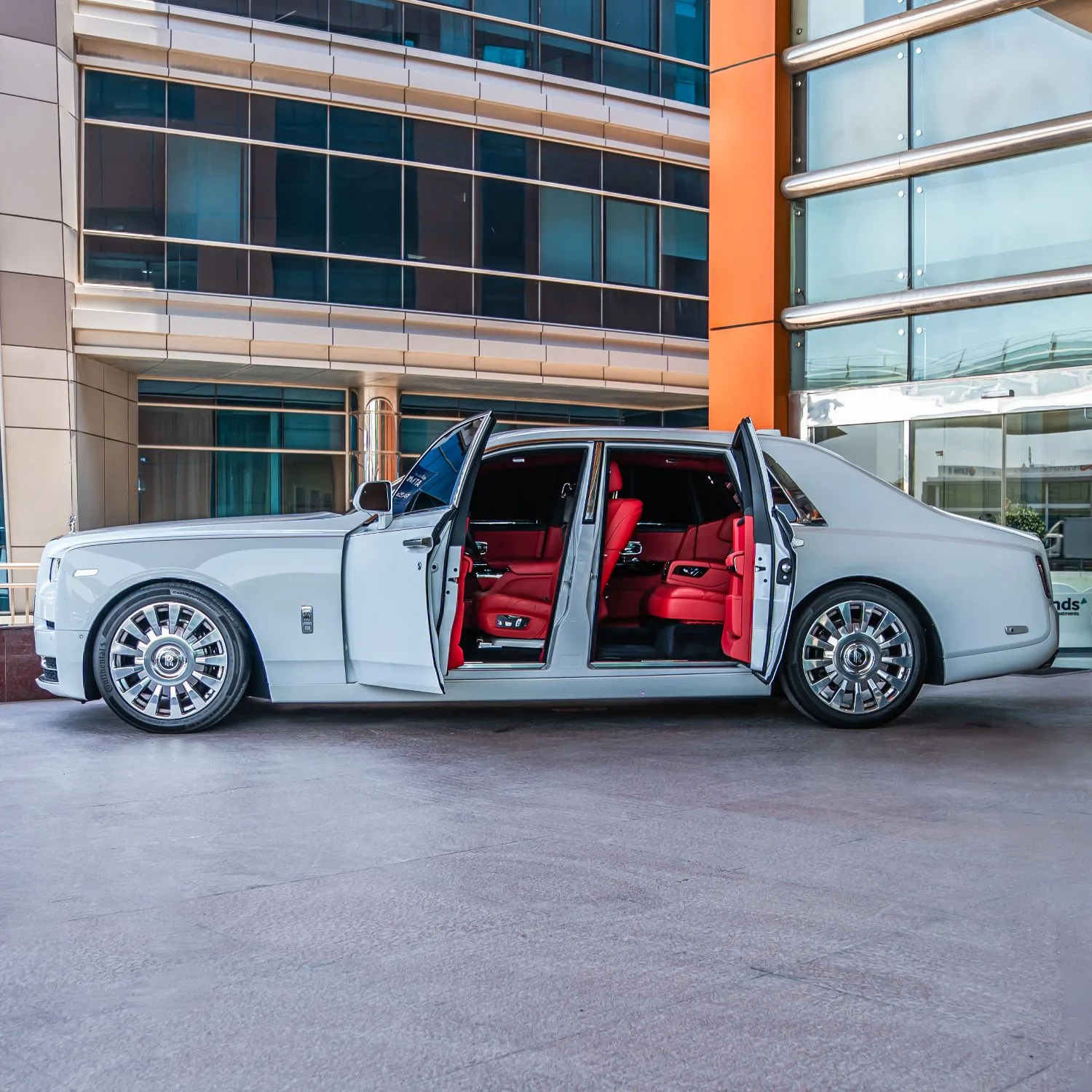 2022 Rolls-Royce Phantom Extended angeboten von einem Fachhändler in Dubai, Vereinigte Arabische Emirate, Foto 4 von 26