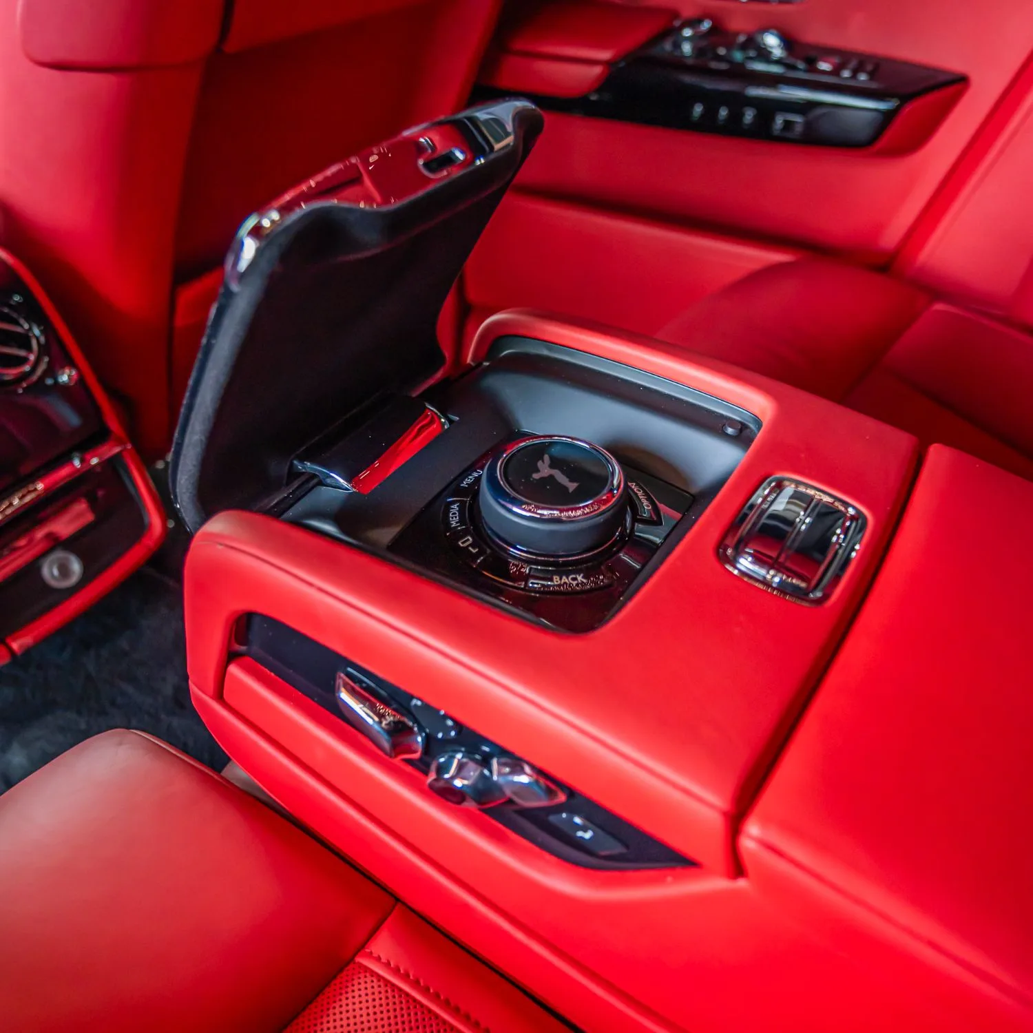 2022 Rolls-Royce Phantom Extended angeboten von einem Fachhändler in Dubai, Vereinigte Arabische Emirate, Foto 18 von 26