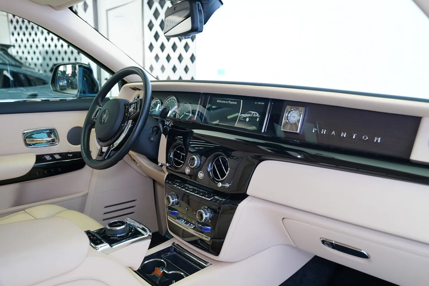 2022 Rolls-Royce Phantom VIII, 14/16