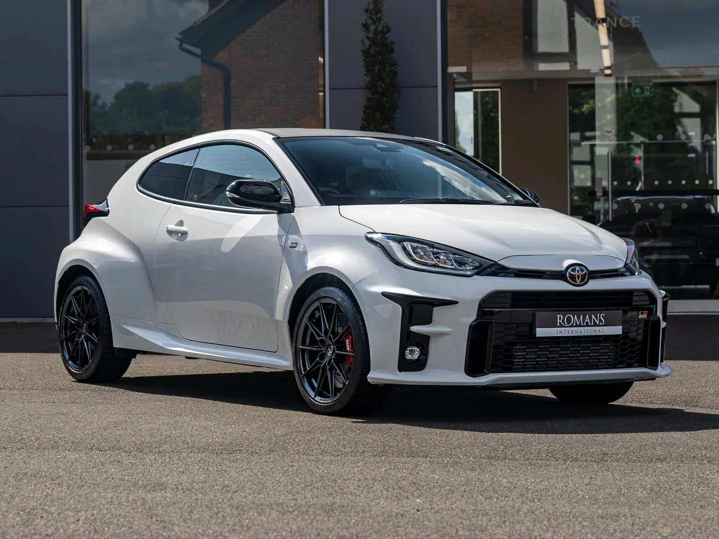 2022 Toyota GR Yaris Circuit Pack proposée par un concessionnaire spécialisé à Banstead, Royaume-Uni, photo principale