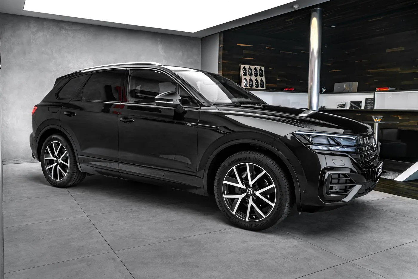 2022 Volkswagen Touareg R-Line offered by a specialist dealer in Ostrava, Czechia, photo 4 of 24
