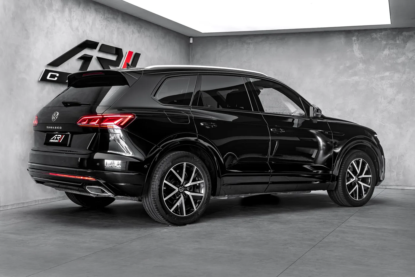 2022 Volkswagen Touareg R-Line offered by a specialist dealer in Ostrava, Czechia, photo 5 of 24