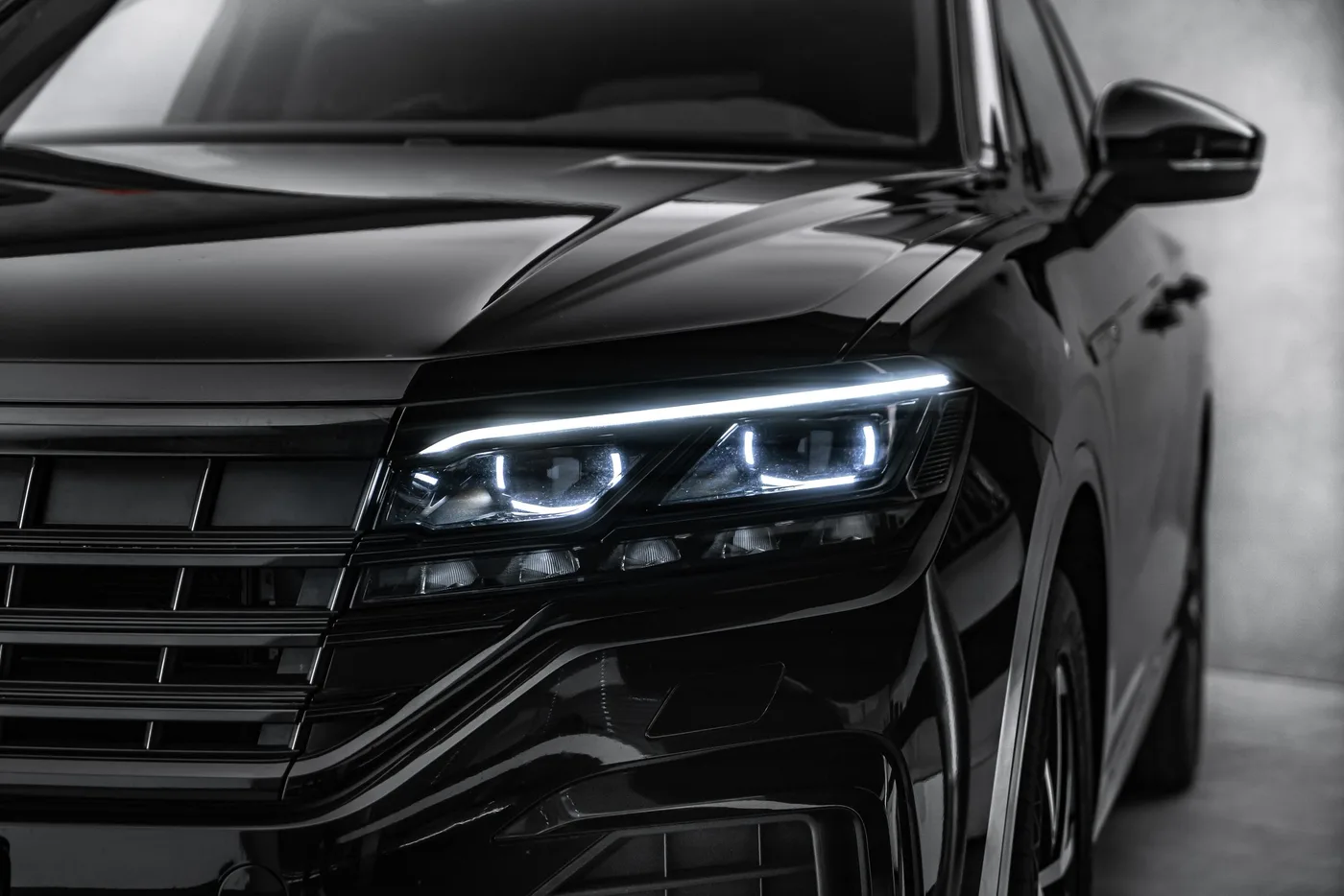 2022 Volkswagen Touareg R-Line offered by a specialist dealer in Ostrava, Czechia, photo 9 of 24