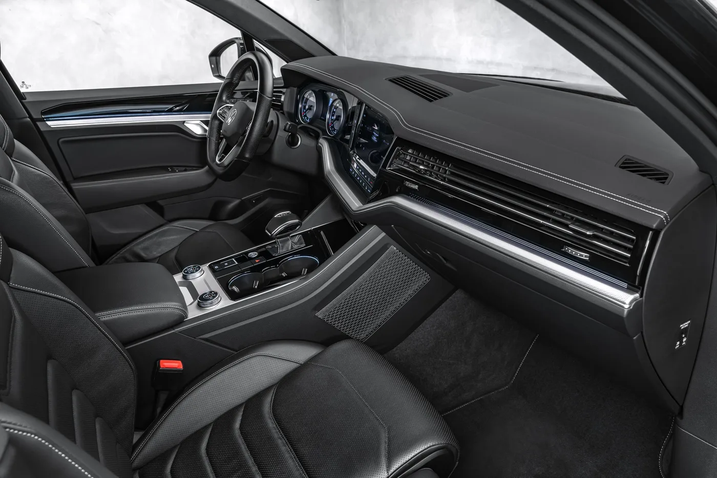 2022 Volkswagen Touareg R-Line offered by a specialist dealer in Ostrava, Czechia, photo 12 of 24