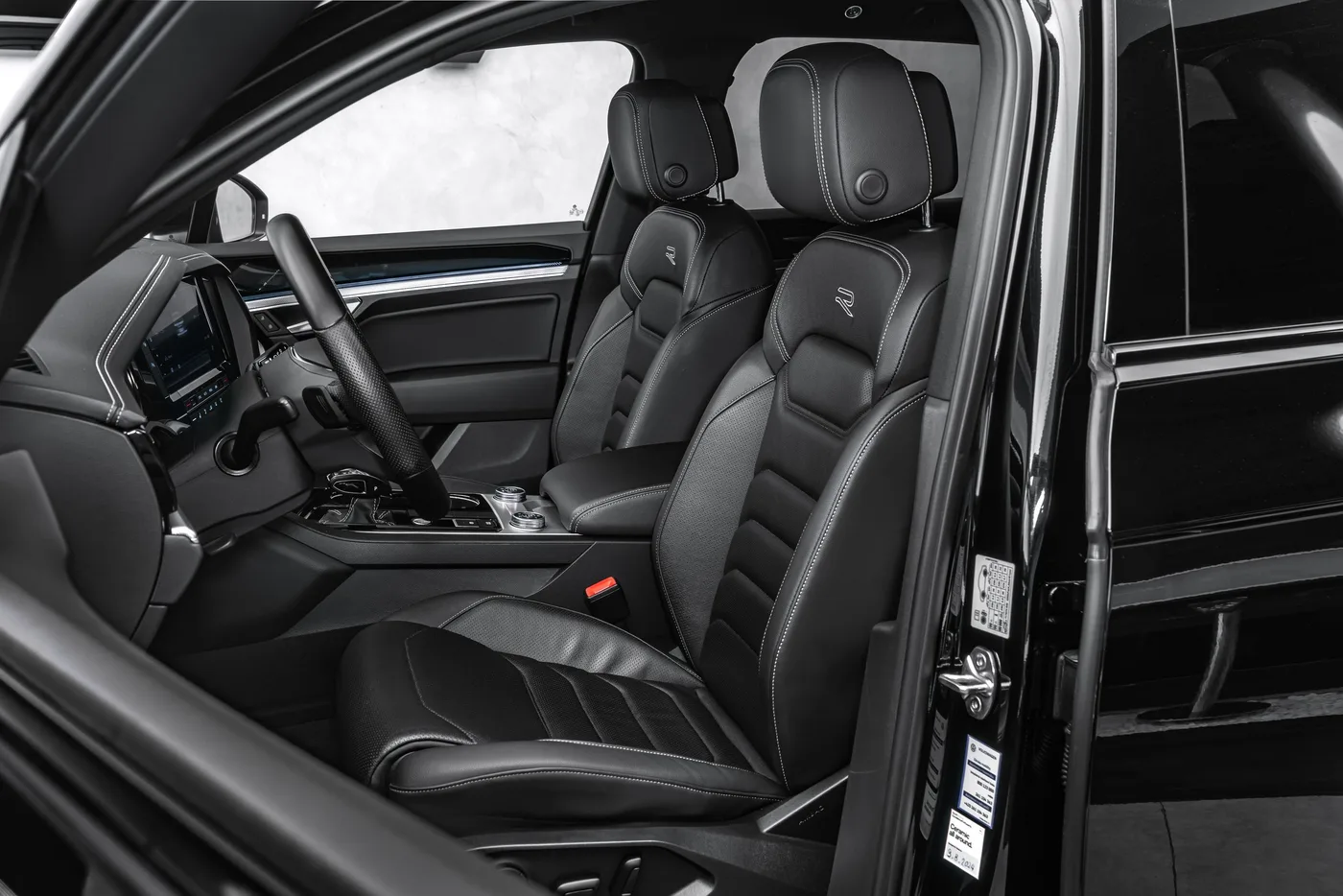 2022 Volkswagen Touareg R-Line offered by a specialist dealer in Ostrava, Czechia, photo 13 of 24