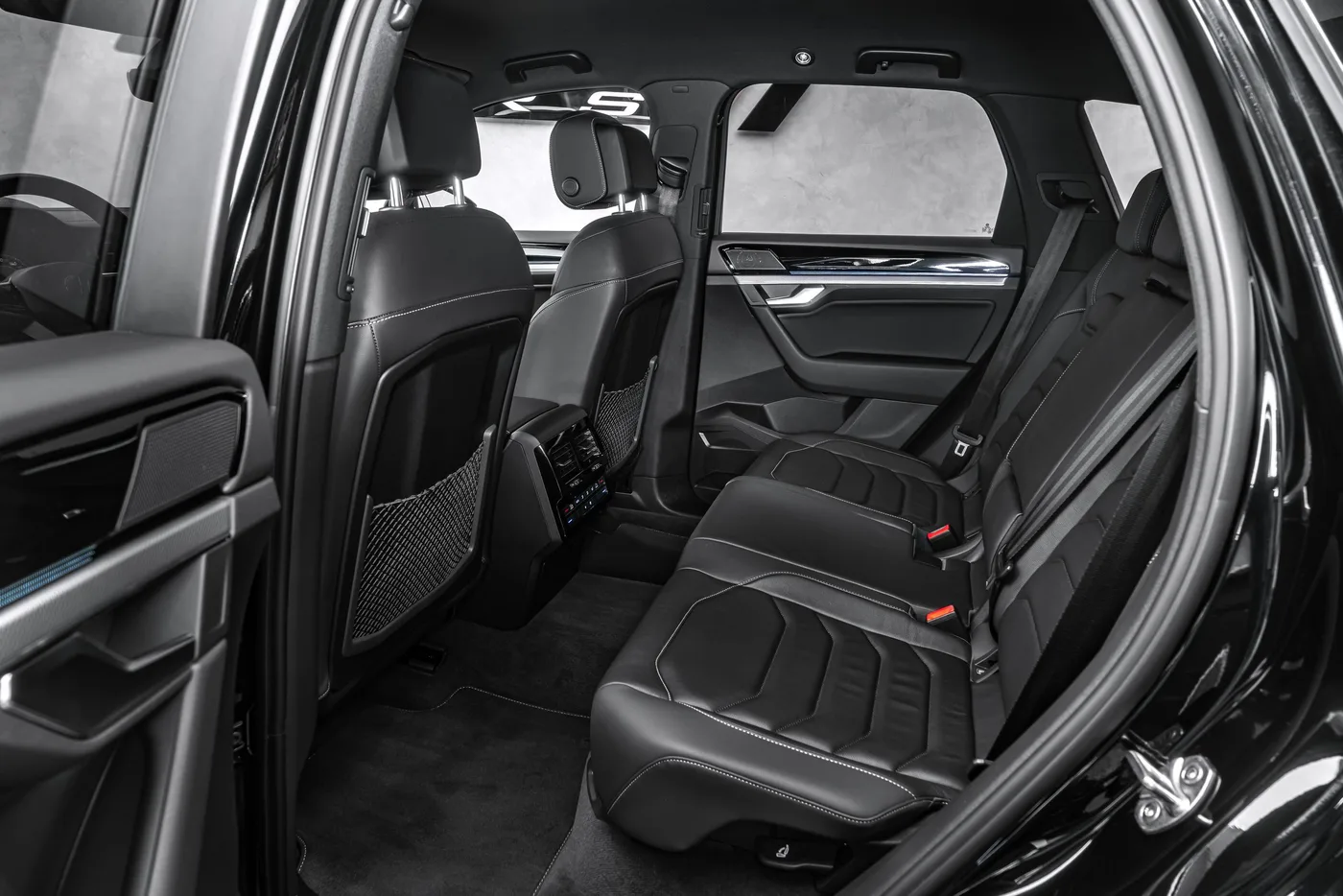 2022 Volkswagen Touareg R-Line offered by a specialist dealer in Ostrava, Czechia, photo 14 of 24
