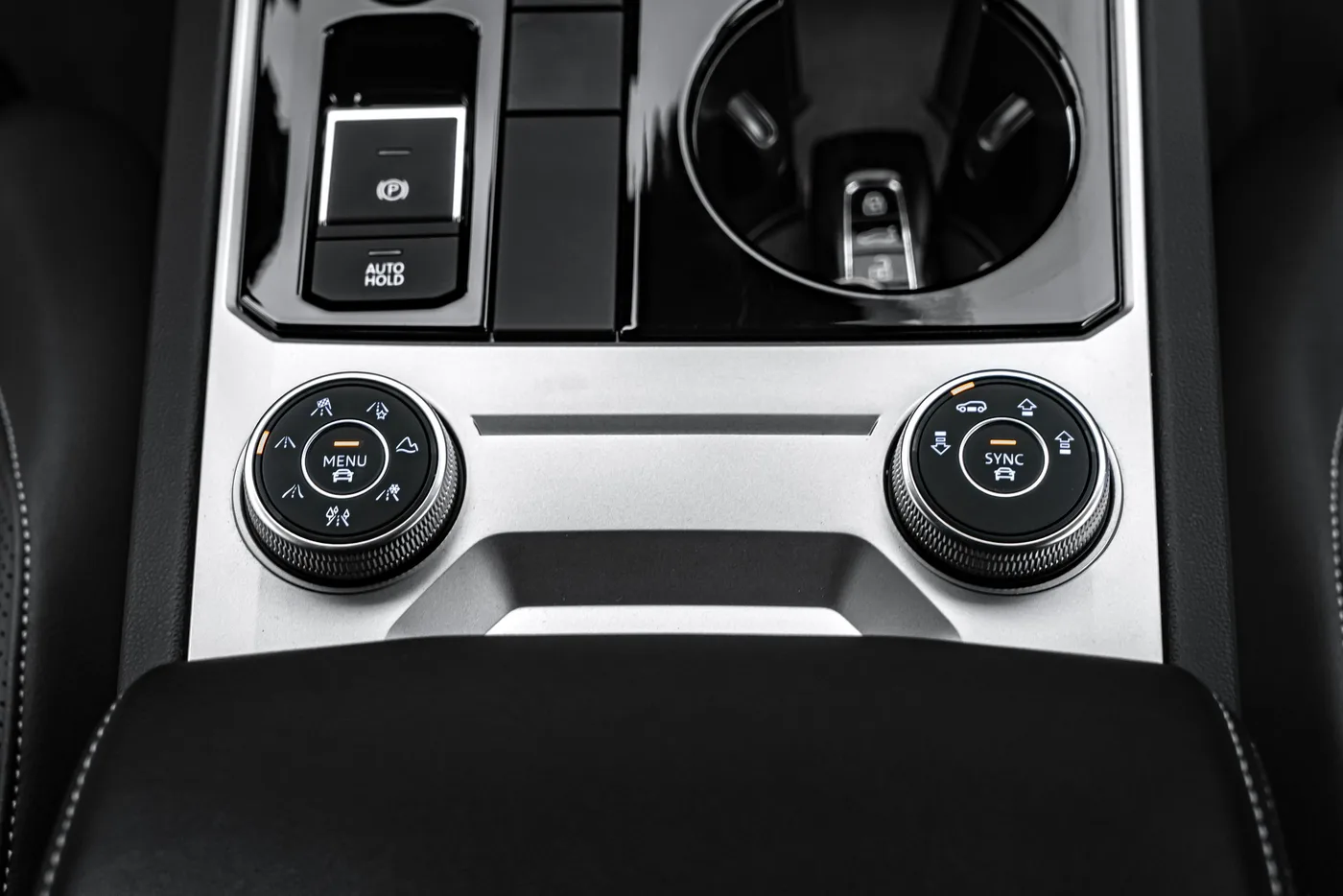 2022 Volkswagen Touareg R-Line offered by a specialist dealer in Ostrava, Czechia, photo 18 of 24
