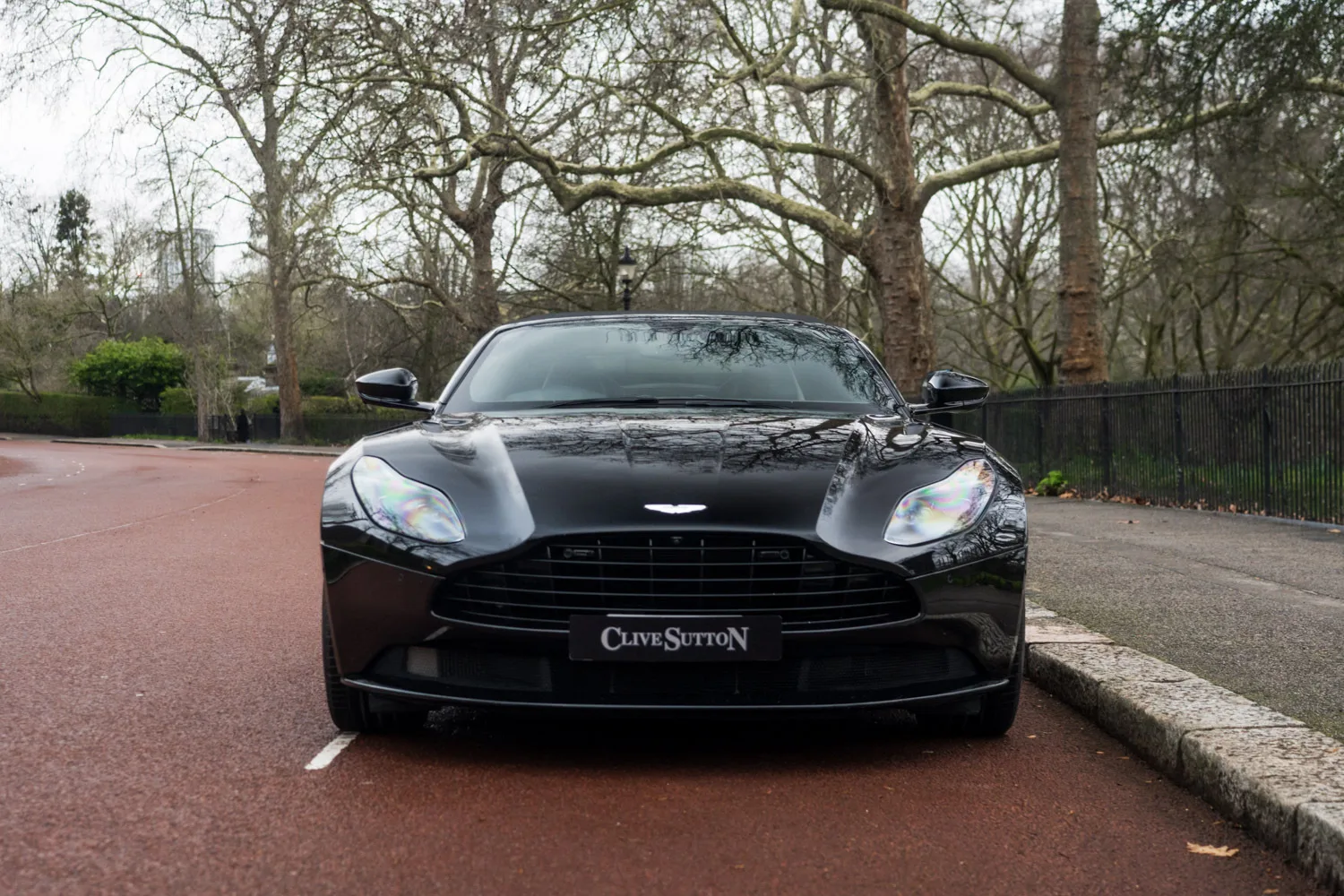 2023 Aston Martin DB11 Volante V8, 2/30