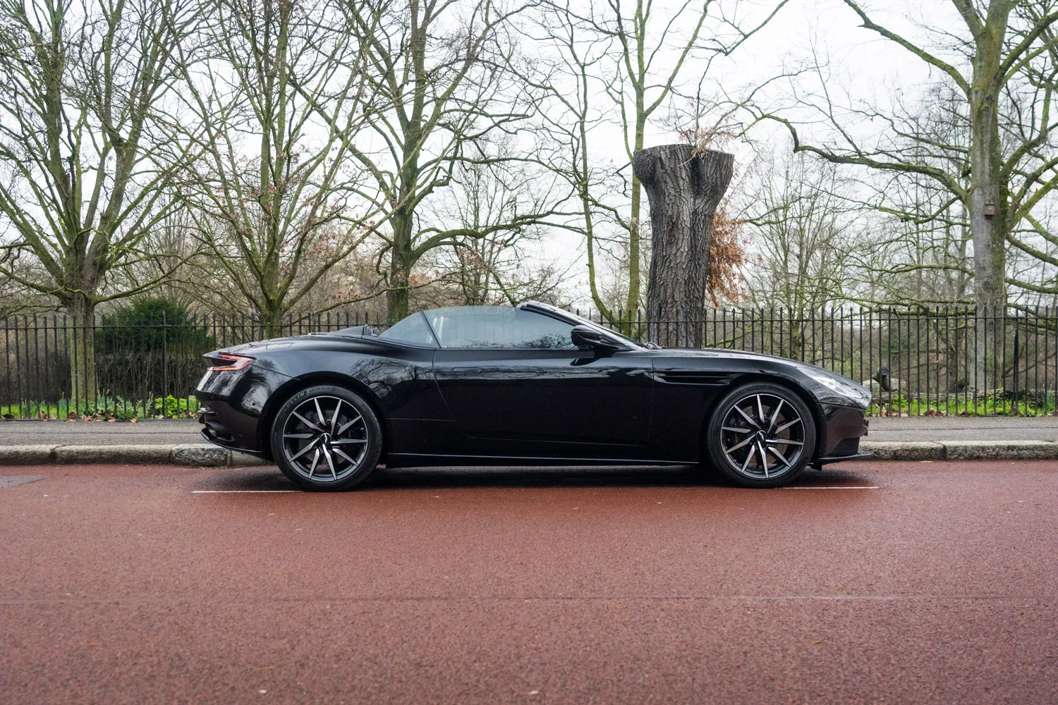 2023 Aston Martin DB11 Volante V8, 3/30