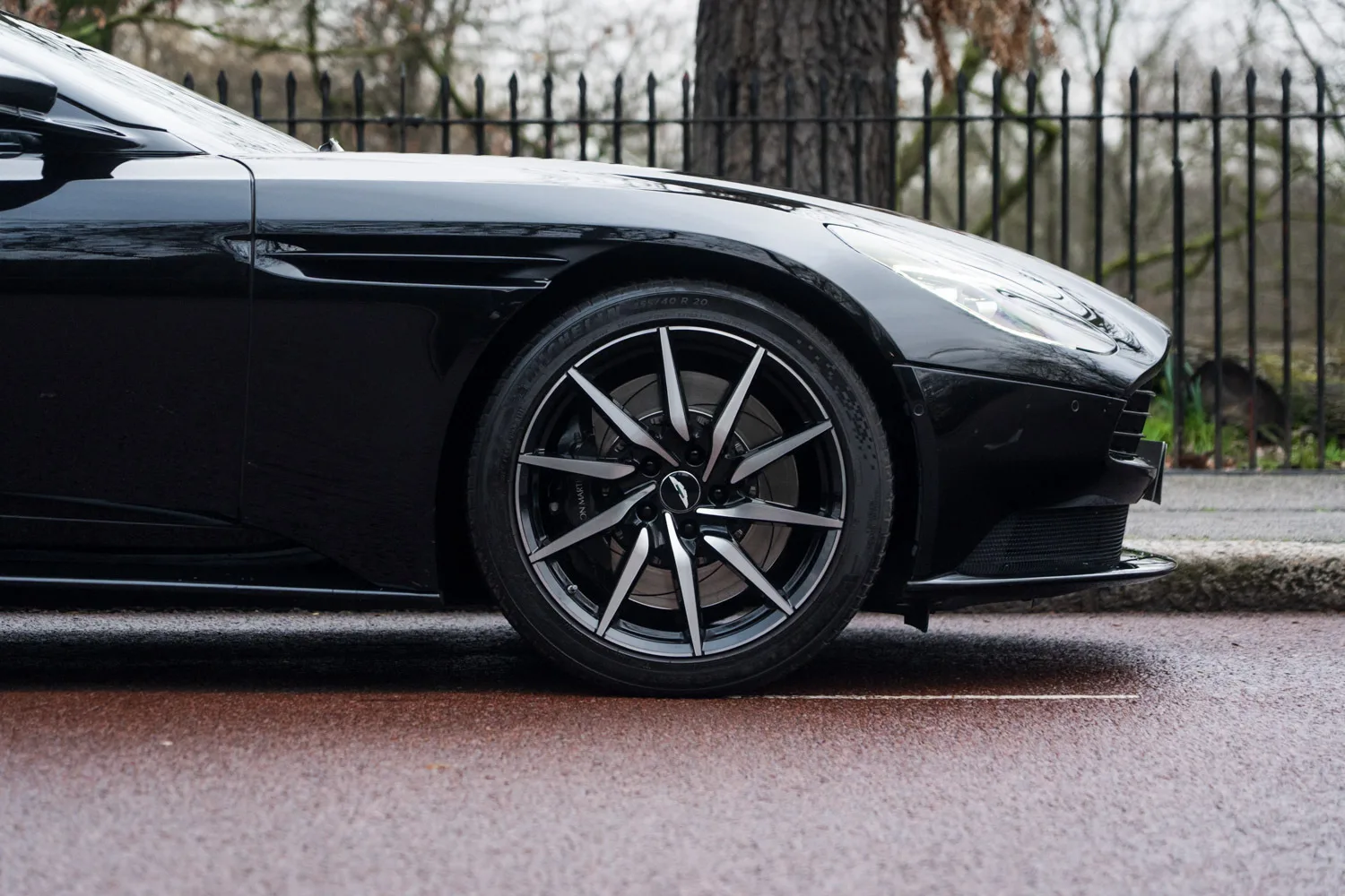 2023 Aston Martin DB11 Volante V8, 7/30