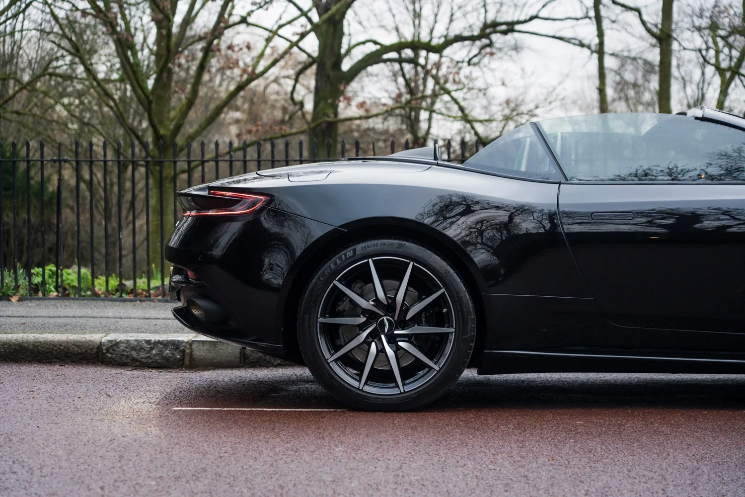 2023 Aston Martin DB11 Volante V8, 8/30